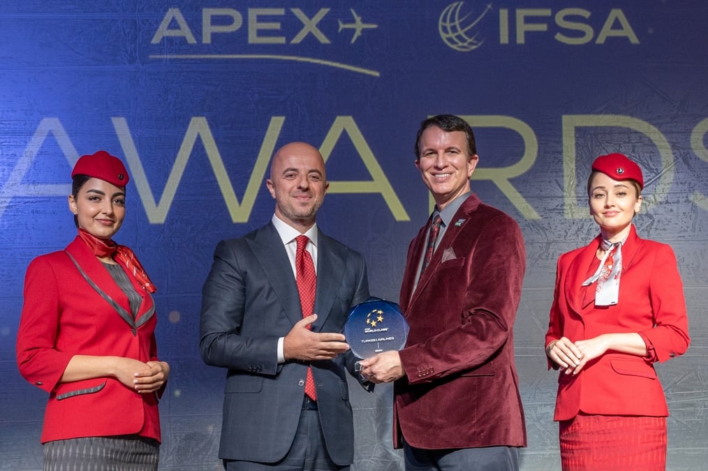 Ahmrt Olmustur receives the APEX World Class Award during the APEX Awards Ceremony.