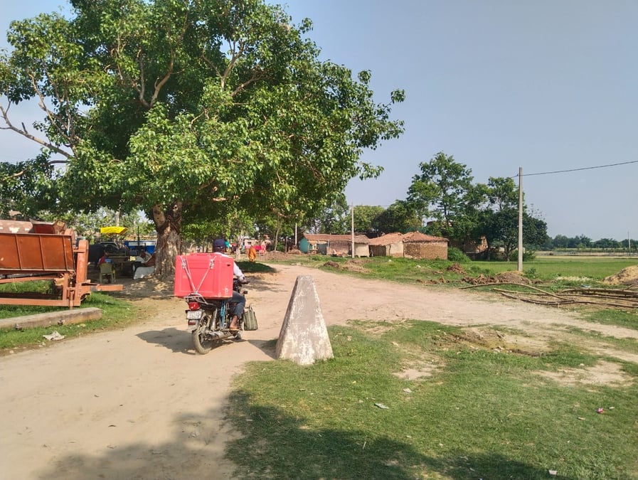 The Nepal-India border runs through the centre the town of Ghodasahan.