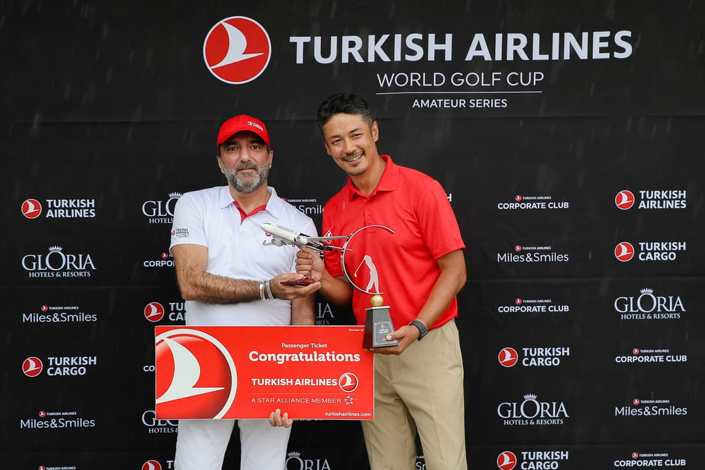 FORE: Turkish Airlines General Manager in Kathmandu Serkan Başar presenting the trophy to Swadesh Gurung, who clinched the title at the Kathmandu leg of the 10th Turkish Airlines World Golf Cup on 18 May at the Gokarna Forest Resort. Photos: SUMAN NEPALI