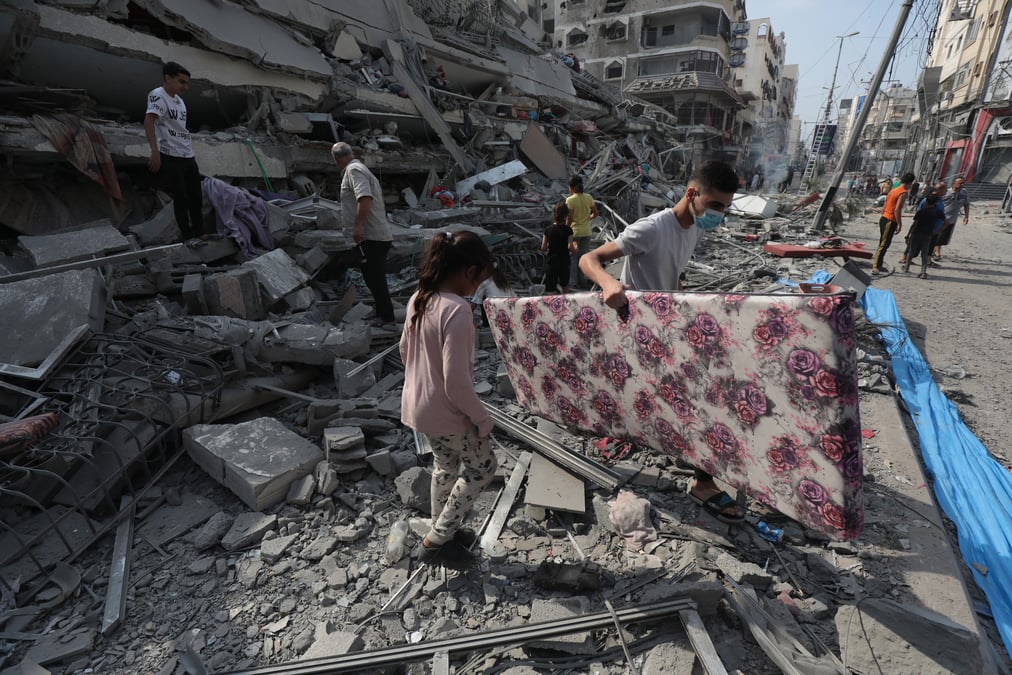 Palestinians inspect the ruins of Aklouk Tower destroyed in Israeli airstrikes in Gaza City on 8 October 8 2023. Photo: NAAMAN OMAR / WIKIMEDIA