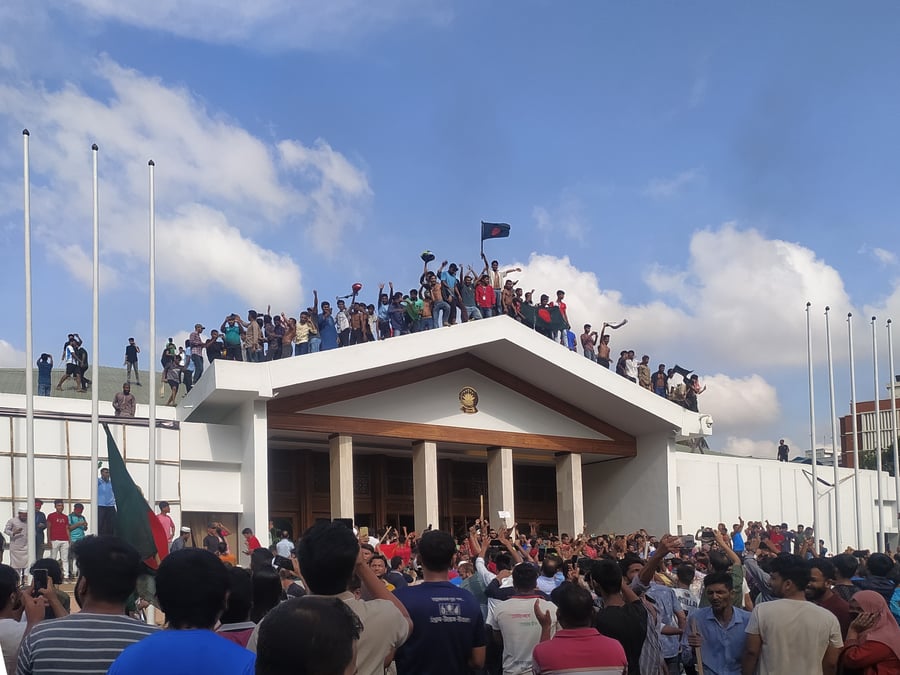 People cheering in front of the prime minister's office after Sheikh Hasina's resignation in August 2024 following pro-democratic movement led by students. Photo: WIKIPEDIA