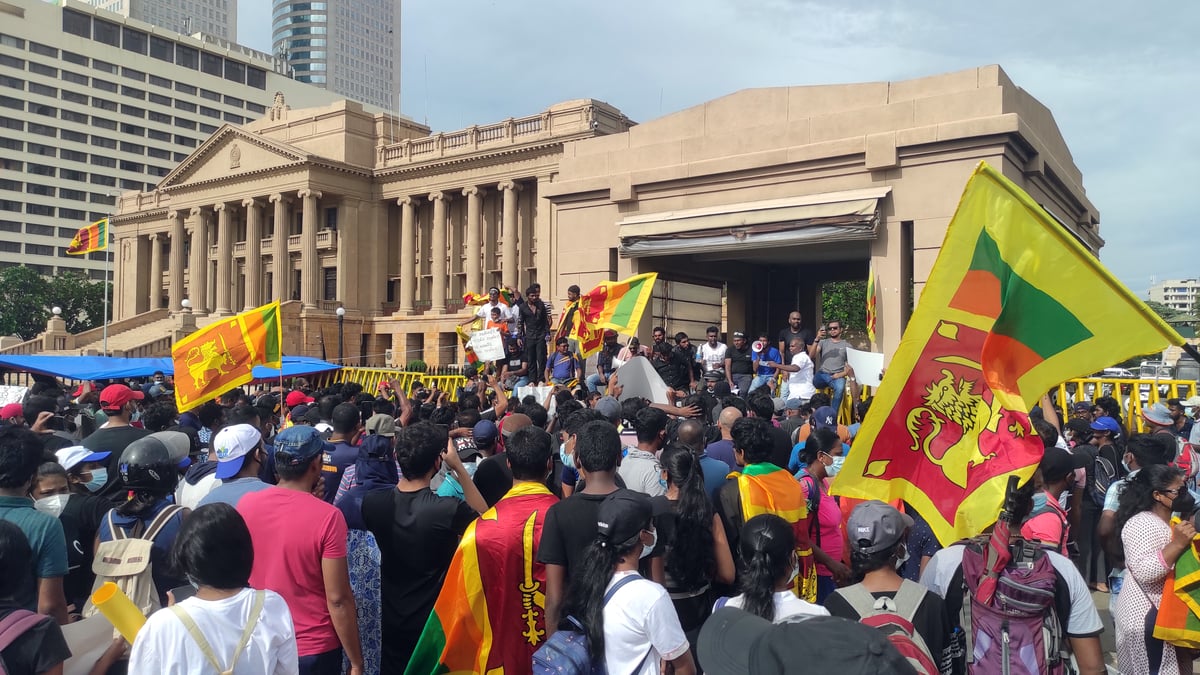 Anti-government protest in Sri Lanka on 13 April 2022 in front of the Presidential Secretariat. Photo: WIKIPEDIA