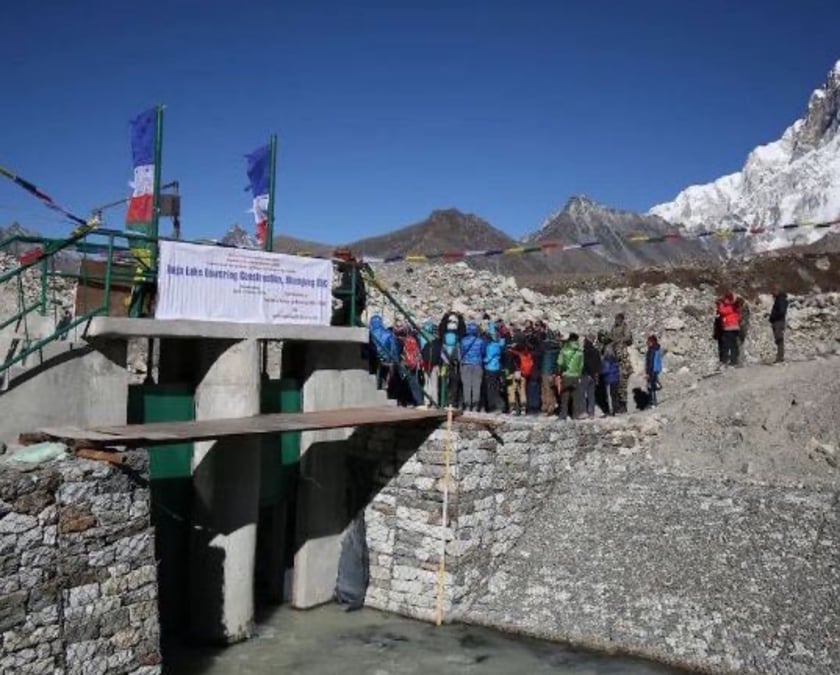 Tso Rolpa glacial lake's sluice gate lowered the water level by only 3m 20 years ago.