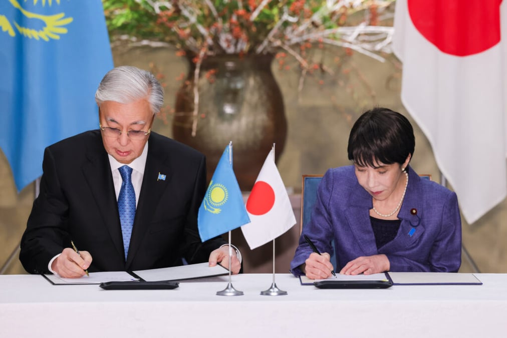 Kazakh President Kassym-Jomart Tokayev and Prime Minister Sane Takaichi signing a joint statement. Photo: PRIME MINISTER'S OFFICE OF JAPAN