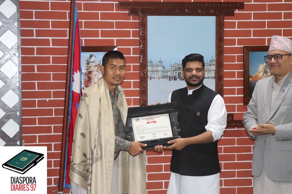 Lok Bahadur Rai receiving his Outstanding Entrepreneur award from Labour Minister Ramji Yadav.