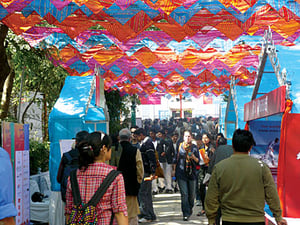 Jaipur: jostle or josh?