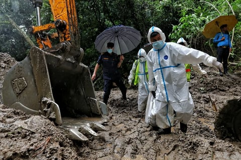 Temporary burial for flood victims in Nepal