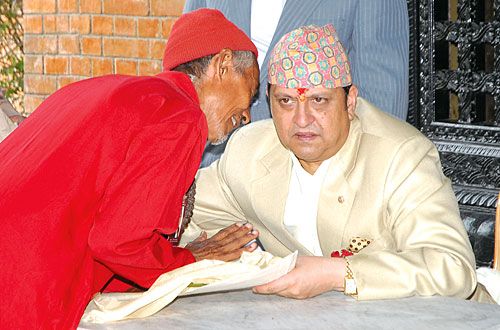 CHINESE WHISPERS: A well-wisher conveys a wish-list to former king Gyanendra on the occasion of the latter's 64th birthday on Wednesday.