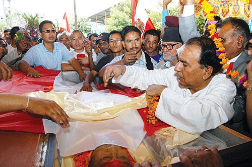 GO IN PEACE, COMRADE: Nepali Congress leaders pay their last respects to Bal Bahadur Rai, who passed away at the age of 90 on Sunday.