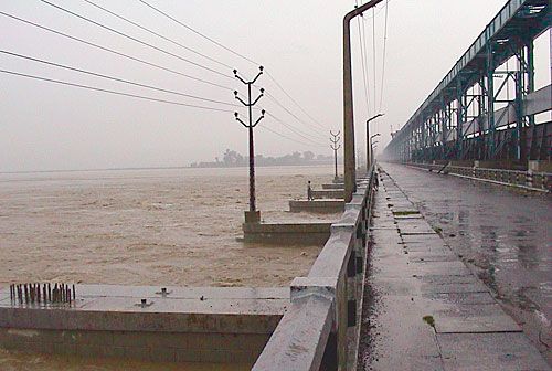 WARNING SIGNS: 39 of 56 gates at the Kosi barrage have been opened, following an alarming increase in the water levels. The control room at the barrage records levels every hour.