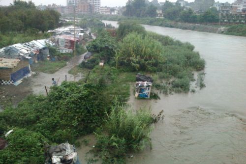 RISING WATERS: The settlement along the banks of the Bagmati is threatened by rising waters of the Bagmati after heavy night-long rains on Tuesday morning.