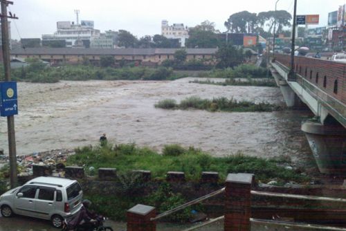 RISING WATERS: The settlement along the banks of the Bagmati is threatened by rising waters of the Bagmati after heavy night-long rains on Tuesday morning.