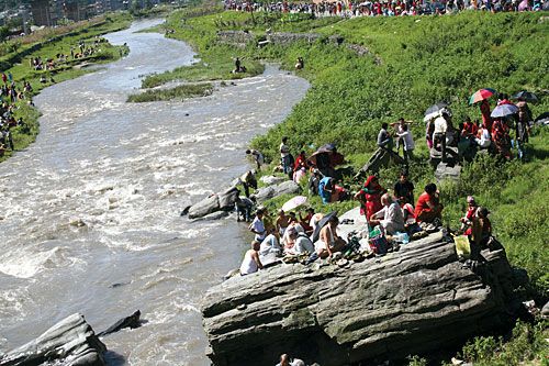 IN MEMORY: Devotees thronged Gokarneshwor Mahadev temple on the occasion of Father's Day, Wednesday. It is a tradition on this day for those who have lost their fathers to perform shraddha on the banks of the Bagmati near the temple.