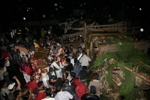 A SIGN: The chariot of Seto Macchendranath toppled over on Saturday evening crushing a bus and injuring 12 people, including two priests. Some people think this is a bad omen. The last time this happened in 2001, the royal family was massacred.