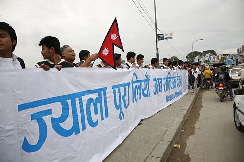 MONEY'S WORTH: Campaigners from Nepal Unites stage a protest at Bagmati Bridge, Thapathali, demanding that the constitution be completed on time.