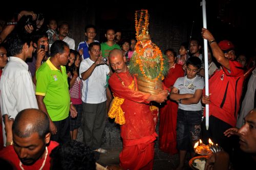 SACRED THREADS : Hindu devotees gather during the beginning of the Janai Purnima festival at Bagalamukhi temple in Lalitpur on Friday.