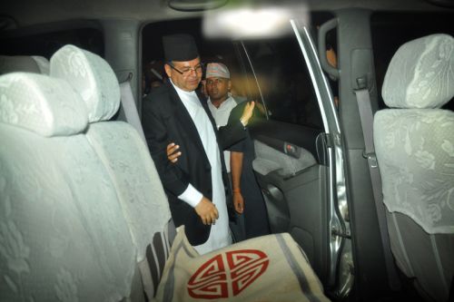 EMPTY SEAT: Prime Minister Jhala Nath Khanal leaves after handing over his resignation letter to President Ram Baran Yadav at the latter’s official residence in Shital Niwas, Kathmandu on Sunday.