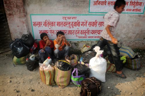 YOUNG SMUGGLERS: Childern transport goods across the border to Nepal from Jogbani, India, on Tuesday. Local traders often use children to dodge custom duties at the border.