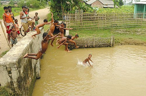 SUMMER SPLASH: Local kids take a swim to beat the heat in a pond on the way to Rajbiraj, Saptari, on Wednesday.