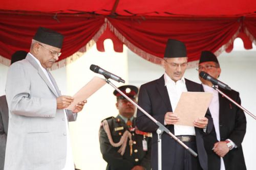 I PLEDGE: President Ram Baran Yadav administers the oath of office and secrecy to the newly-elected Prime Minister Baburam Bhattarai at Shital Nibas on Monday.