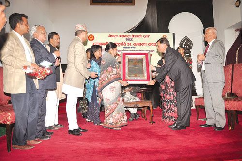 IN REMEMBERANCE: Prem Lata, wife of late industrialist Mohan Gopal Khetan, accepts the Nepal Agrawal Tesajwi Ratna award on behalf of her husband from Raj Kumar Agrawal, chairman of Agrawal Sewa Kendra at the President's office on Wednesday.