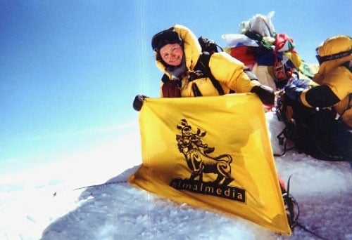SHAILEE ON SUMMIT: Shailee Basnet of Himal Khabarpatrika unfurls the Himalmedia lion banner on the top of Chomolungma on 24 May.