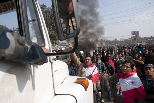 BACK OFF: An Armed Police personnel reverses his vehicle after NC cadres block its road in Kathmandu on Saturday. Vehicles stayed off the road on Saturday after NC-affiliated Nepal Tarun Dal announced a nation-wide banda, following death its Chitwan president Shiva Poudel.