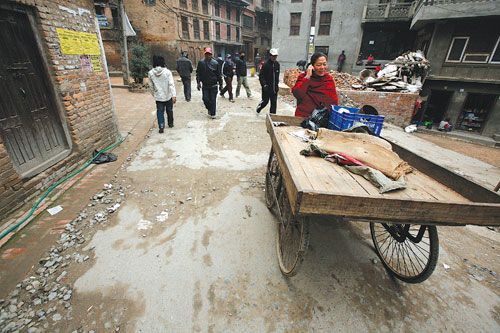 NO BUSINESS: A street vender heads home with an empty cart in Kani Bahal, Patan, following the announcement of a banda on Thursday evening.