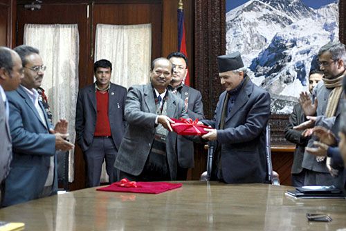 DIVIDING UP: Coordinator of the State Restructuring Commission (SRC) Madan Prasad Pariyar submits the commission's report to PM Baburam Bhattarai on Tuesday. SRC has proposed an 11-state federal model based on ethnicity and language. A separate report was submitted by the dissatisfied members of the commission.