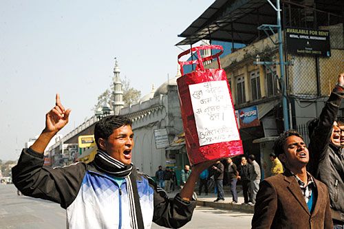 GAS-MAN: Students from Tri Chandra College protest price hike of petroleum products and LPG gas in Kathmandu on Sunday.