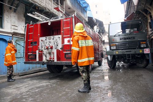 EXCUSE ME: Fire engines make their way through a single-laned road to control a fire outbreak at a house in Asan on Monday.