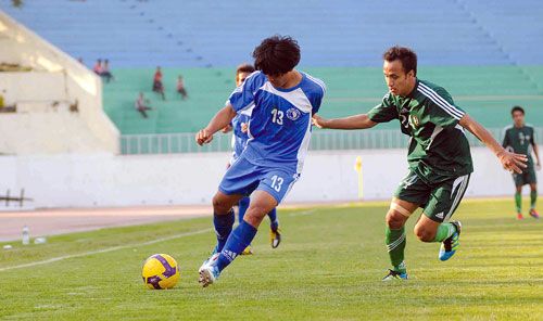 KICK START: Friends Club plays against New Road Team during a British Gurkha Cup 2012 match at Dasrath Stadium on Wednesday. Friends Club won by a goal and proceeded to the quarter finals.