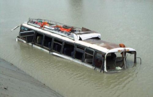 DANGEROUS TURN: A bus ferrying Indian tourists met with an accident and plunged into the Gandak canal in Nawalparasi on Sunday, killing 39 passengers.  PIC