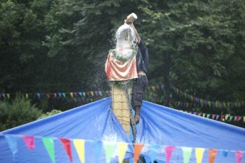 MILK BATH: A devotee pours milk on a statue of Nag on Tuesday morning to mark Nag Panchami, a day when serpent gods are worshipped, in Nag Pokhari, Kathmandu. PIC