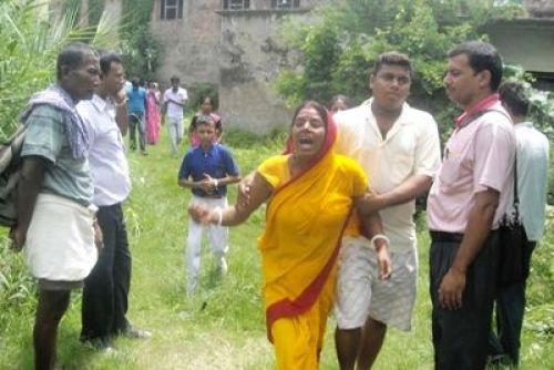 UNCONSOLABLE: Rama Shankar Mandal's family can't contain their grief after hearing about his death. Mandal was shot on Friday by two unidentified men in Lalparsa, Parsa district. PIC