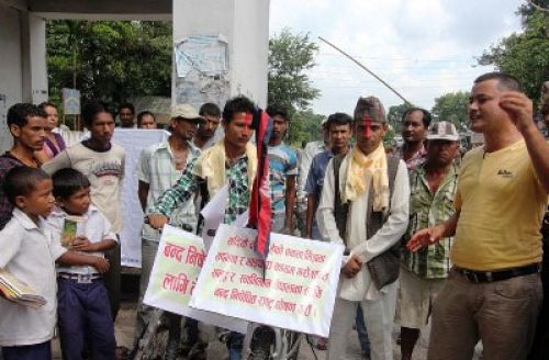 FOR PEACE AND UNITY: Radio journalist Uttam Rijal (right) and cricketer Ram Shrestha (left) began their Mechi to Mahakali cycle ride from Kakarbhitta on Monday. PIC
