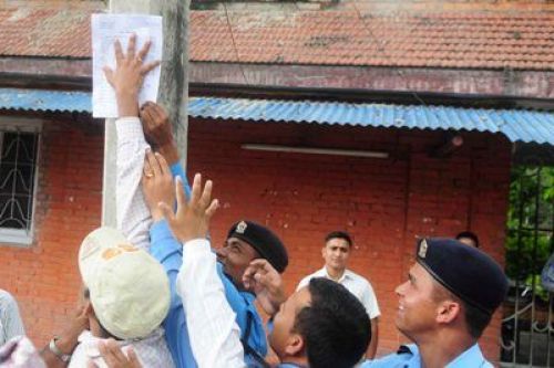 CUT AND PASTE: An activist pastes a protest letter at the South Gate of Singha Darbar on Tuesday after youth and student groups agitating against the fuel price hike were not allowed to submit the letter to PM Bhattarai. PIC