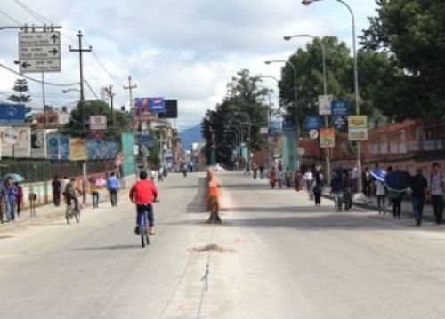 GHOST TOWN: The Singha Darbar thoroughfare remained relatively deserted on Friday morning due to the 6am to noon banda organised by the CPN-Maoist to pressurise the government into fulfiling its 70-point demand. PIC