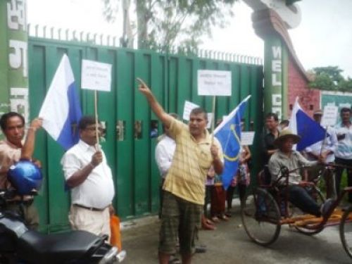 ELECTIONS NOW: Members of Limbuwan Mukti Morcha stage a sit-in on Sunday at Itahari demanding tha local elections be held as soon as possible. PIC
