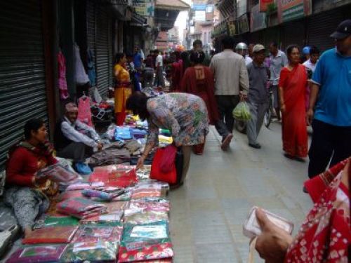 SHOPPING MOOD: Everybody wants to look good in this time of festivals and vendors know it. Early in the morning today the market near Ason was already crowded. PIC