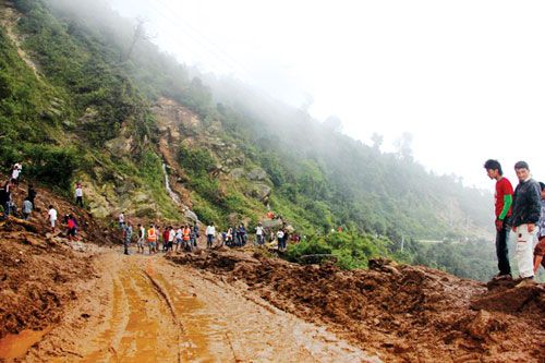 MUDDY MESS: Heavy rainfall on Saturday caused a major landslide along the Mechi Highway in Kolbung VDC of Ilam district on Sunday. Six people were killed and eight are still missing.
