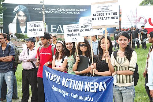 CONVENTIONAL WISDOM: Activists of the human rights group Insec organise a signature campaign to pressure the government to accede to the Rome Statute of the International Criminal Court, at Maitighar Mandala on Tuesday.