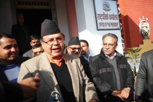 THREE MOSQUETEERS: Jhalanath Khanal (l), Sushil Koirala(c) and Puspa Kamal Dahal (r) talk to the press after meeting with President Ram Baran Yadav and urged him to extend consensus deadline, at Shital Niwas, Tuesday morning.