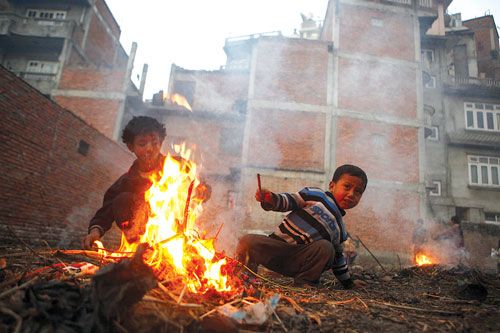COLD WAVE: Children light a fi re to make themselves warm at Maru Tol, Kathmandu on Tuesday evening.