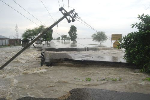 SEVERED ARTERY: The East-West Highway is cut by flood waters unleashed by the collapse of the embankment on the Kosi River on Monday at Jamuha Chok at the entrace to the Kosi Tappu Wildlife Reserve.
