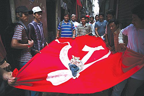 BLESSED ARE THOSE WHO GIVE: Maoist supporters collect money for flood victims in Sunsari at Indra Chok on Thursday.