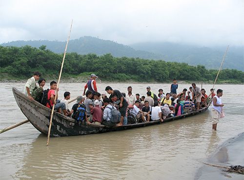 DANGEROUS CROSSING: The only link between eastern Nepal and the rest of the country is this dangerous crossing of the Kosi at Chattara. The other alterantive is to take a 650 km detour from Biratnagar via India to Birganj. Relief good for victims of the floods also take this route, as this picture taken on Wednesday shows.