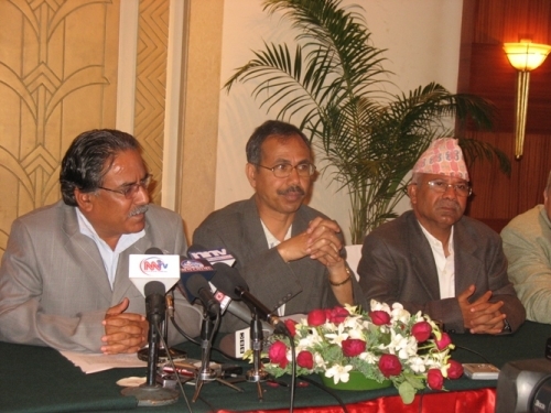 WE PLEDGE: Leaders of main communist parties, Pushpa Kamal Dahal (CPN Maoist) and Madhab Kumar Nepal (CPN UML) sign a joint statement on Monday morning agreeing to stop violence between their party workers.