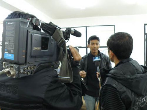 SPEAKING OUT: Dambar Krishna Shrestha, reporter for Himal Khabarpatrika, talks to journalists after being injured in the attack. Shrestha was injured while trying to protect Nepali Times editor Kunda Dixit.