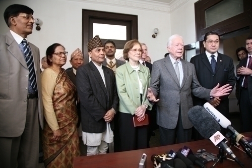 WISHING LUCK: Former US president Jimmy Carter visited the Election Commission on Tuesday morning and made a speech expressing his high hopes for the election. He is one of the international election observers.